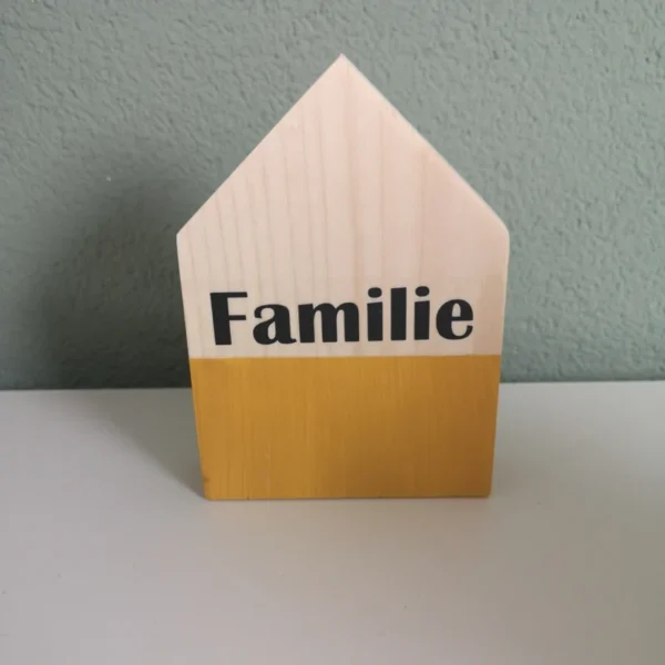 Houten huisje met tekst Familie "Geel"