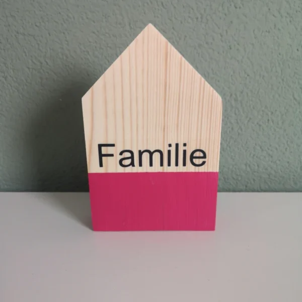 Houten huisje met tekst Familie "Roze"