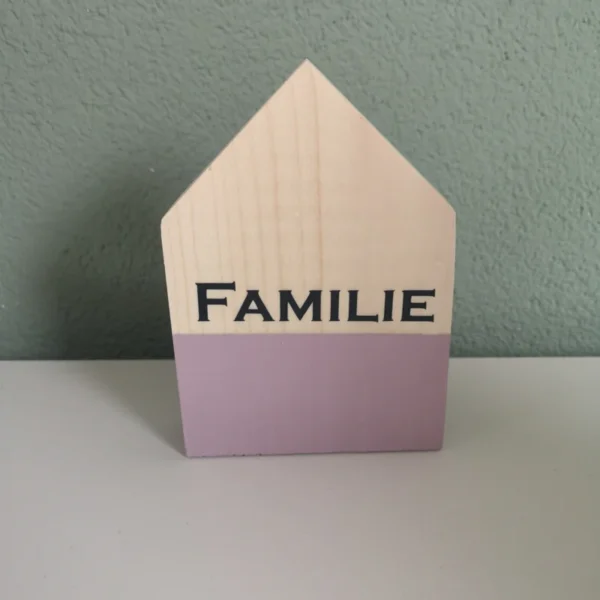 Houten huisje met tekst Familie "Oud roze"