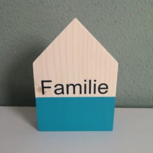 Houten huisje met tekst Familie "Blauw"
