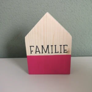 Houten huisje met tekst Familie "Roze"