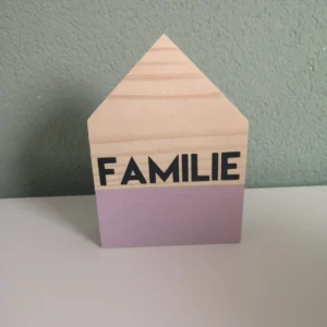 Houten huisje met tekst Familie "Oud roze"